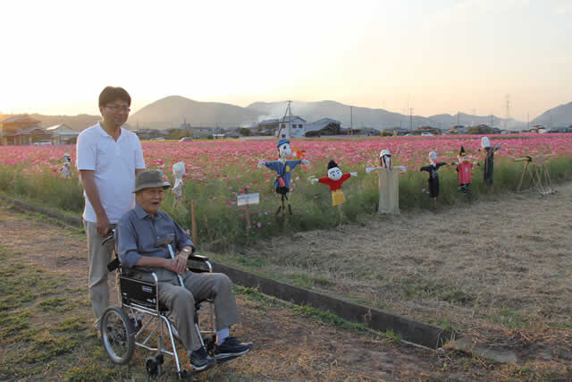 写真:コスモス畑で記念撮影