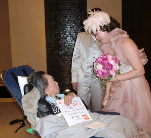 写真：お孫さんの結婚式へ