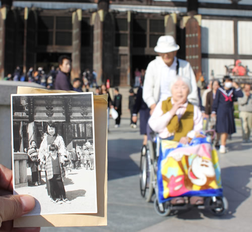 写真：昔の写真と同じ場所でハイポーズ