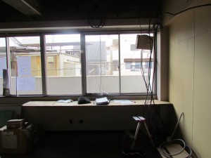 窓際のカウンター